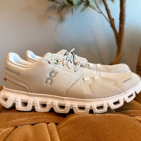 On Cloud Women's Cloud 6 Lifestyle Size 7.5 Perfect Color! $160 Retail, No box - Picture 1 of 10